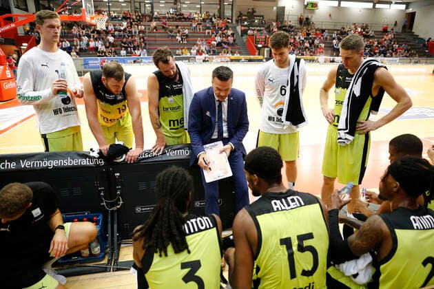1 matchday of the easyCredit BBL Basketball Bundesliga in the Sporthalle Giessen Ost season 2021 2022 JobStairs Giessen 46ers against Medi Bayreuth Raoul Korner Medi Bayreuth coach during time-out