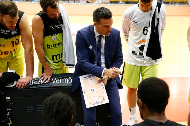 1 matchday of the easyCredit BBL Basketball Bundesliga in the Sporthalle Giessen Ost season 2021 2022 JobStairs Giessen 46ers against Medi Bayreuth Raoul Korner Medi Bayreuth coach during time-out