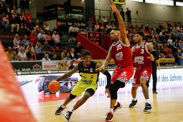1 Matchday of the easyCredit BBL Basketball Bundesliga in the Sporthalle Giessen Ost Season 2021 2022 JobStairs Giessen 46ers vs Medi Bayreuth Sacar Anim Medi Bayreuth 2 left Phillip Fayne II JobStairs Giessen 46ers 25 right