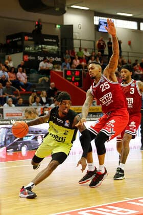 1 Matchday of the easyCredit BBL Basketball Bundesliga in the Sporthalle Giessen Ost Season 2021 2022 JobStairs Giessen 46ers vs Medi Bayreuth Sacar Anim Medi Bayreuth 2 left Phillip Fayne II JobStairs Giessen 46ers 25 right