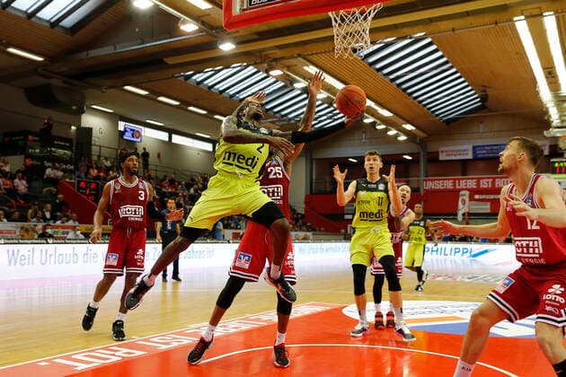 1 Matchday of the easyCredit BBL Basketball Bundesliga in the Sporthalle Giessen Ost Season 2021 2022 JobStairs Giessen 46ers vs Medi Bayreuth Sacar Anim Medi Bayreuth 2 left Phillip Fayne II JobStairs Giessen 46ers 25 right