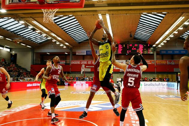 1 Matchday of the easyCredit BBL Basketball Bundesliga in the Sporthalle Giessen Ost Season 2021 2022 JobStairs Giessen 46ers vs Medi Bayreuth Kyan Anderson JobStairs Giessen 46ers 5 right Terry Allen Medi Bayreuth 15 center