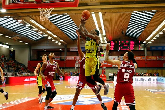 1 Matchday of the easyCredit BBL Basketball Bundesliga in the Sporthalle Giessen Ost Season 2021 2022 JobStairs Giessen 46ers vs Medi Bayreuth Kyan Anderson JobStairs Giessen 46ers 5 right Terry Allen Medi Bayreuth 15 center
