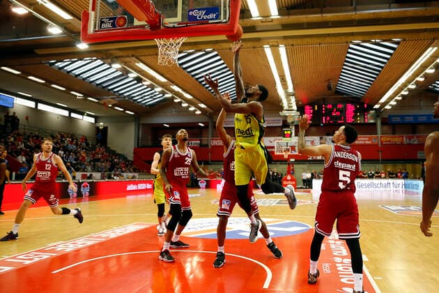 1 Matchday of the easyCredit BBL Basketball Bundesliga in the Sporthalle Giessen Ost Season 2021 2022 JobStairs Giessen 46ers vs Medi Bayreuth Kyan Anderson JobStairs Giessen 46ers 5 right Terry Allen Medi Bayreuth 15 center