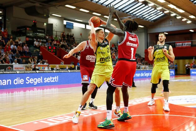 1 matchday of the easyCredit BBL Basketball Bundesliga in the Sporthalle Giessen Ost season 2021 2022 JobStairs Giessen 46ers vs Medi Bayreuth Nuni Omot JobStairs Giessen 46ers 1 right Janari Jöesaar Medi Bayreuth 21 middle