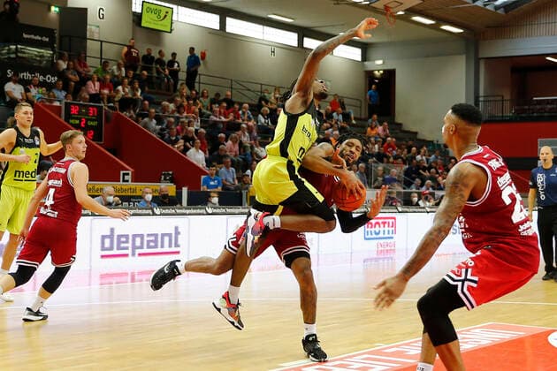 1 matchday of the easyCredit BBL Basketball Bundesliga in the Sporthalle Giessen Ost season 2021 2022 JobStairs Giessen 46ers vs Medi Bayreuth Brayon Blake JobStairs Giessen 46ers 3 right Sacar Anim Medi Bayreuth 2 left