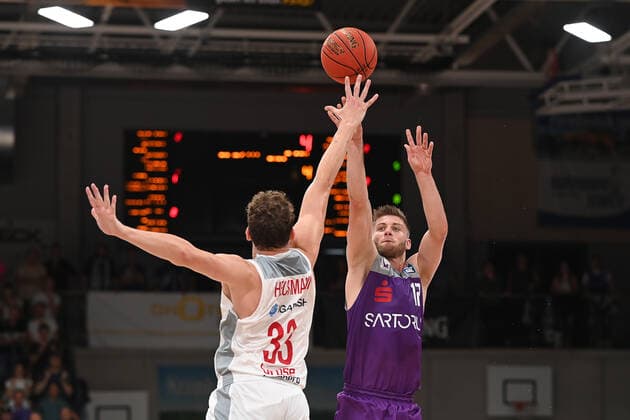 BG Göttingen Brose Bamberg 26 09 2021, Basketball Bundesliga, 2021 2022 season, 1 matchday, BG Göttingen Brose Bamberg Göttingens Mathis Mönninghof r plays against Bambergs Patrick Heckmann Göttingen Lower Saxony Germany.