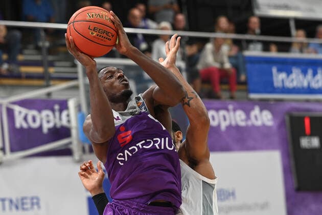 BG Göttingen Brose Bamberg 26 09 2021, Basketball Bundesliga, 2021 2022 season, 1 matchday, BG Göttingen Brose Bamberg Göttingens Kamar Baldwin on the ball Göttingen Lower Saxony Germany.