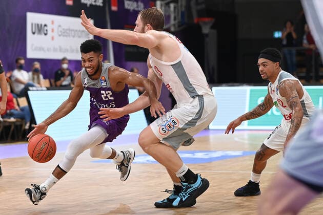 BG Göttingen Brose Bamberg 26 09 2021, Basketball Bundesliga, 2021 2022 season, 1 matchday, BG Göttingen Brose Bamberg Göttingens Stephen Brown l plays against Bambergs Christian Sengfelder Göttingen Lower Saxony Germany.