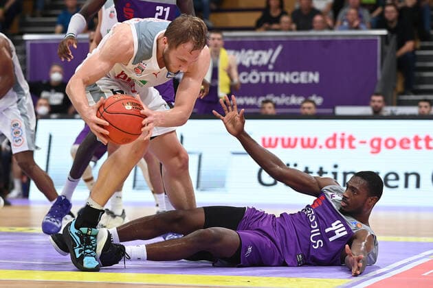 BG Göttingen Brose Bamberg 26 09 2021, Basketball Bundesliga, 2021 2022 season, 1 matchday, BG Göttingen Brose Bamberg Bambergs Christian Sengfelder l plays against Göttingens Kamar Baldwin Göttingen Lower Saxony Germany.