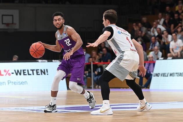 BG Göttingen Brose Bamberg 26 09 2021, Basketball Bundesliga, 2021 2022 season, 1 matchday, BG Göttingen Brose Bamberg Göttingens Stephen Brown l plays against Bambergs Frankie Ferrari Göttingen Lower Saxony Germany.