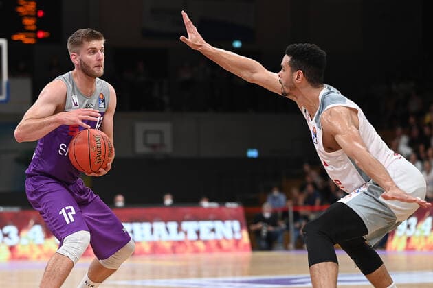 BG Göttingen Brose Bamberg 26 09 2021, Basketball Bundesliga, 2021 2022 season, 1 matchday, BG Göttingen Brose Bamberg Göttingens Mathis Mönninghoff l plays against Bambergs Dominic Lockhart Göttingen Lower Saxony Germany.