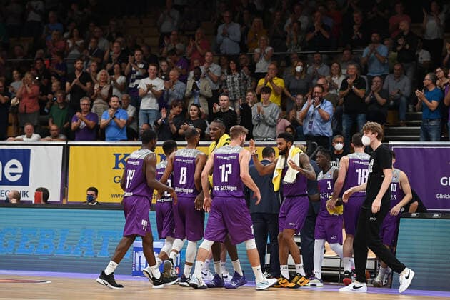 BG Göttingen Brose Bamberg 26 09 2021, Basketball Bundesliga, 2021 2022 season, 1 matchday, BG Göttingen Brose Bamberg players clap off in front of spectators Göttingen Lower Saxony Germany.