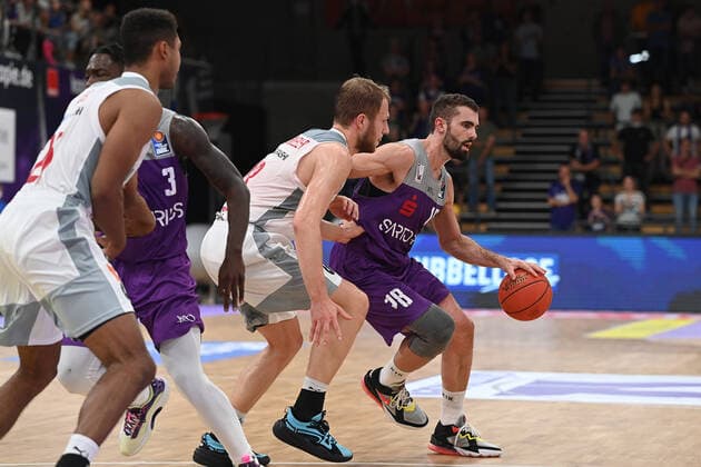 BG Göttingen Brose Bamberg 26 09 2021, Basketball Bundesliga, 2021 2022 season, 1 matchday, BG Göttingen Brose Bamberg Göttingens Harper Kamp r plays against Bambergs Christian Sengfelder Göttingen Lower Saxony Germany.