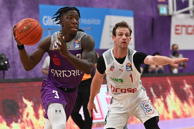 BG Göttingen Brose Bamberg 26 09 2021, Basketball Bundesliga, 2021 2022 season, 1 matchday, BG Göttingen Brose Bamberg Göttingens Zack Bryant l and Bambergs Frankie Ferrari Göttingen Lower Saxony Germany.