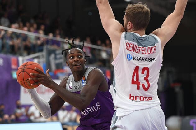 BG Göttingen Brose Bamberg 26 09 2021, Basketball Bundesliga, 2021 2022 season, 1 matchday, BG Göttingen Brose Bamberg Göttingens James Dickey l plays against Bambergs Christian Sengfelder Göttingen Lower Saxony Germany.