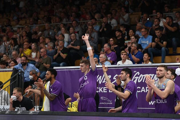 BG Göttingen Brose Bamberg 26 09 2021, Basketball Bundesliga, 2021 2022 season, 1 matchday, BG Göttingen Brose Bamberg Göttingens bench players cheer Göttingen Lower Saxony Germany.