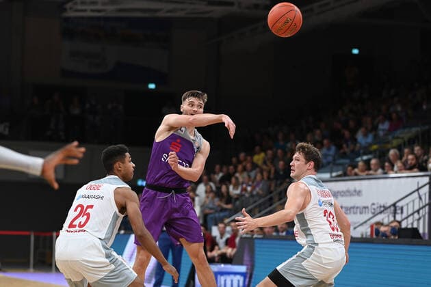 BG Göttingen Brose Bamberg 26 09 2021, Basketball Bundesliga, 2021 2022 season, 1 matchday, BG Göttingen Brose Bamberg Göttingens Jake Toolson M plays against Bambergs Kenneth Ogbe l and Bambergs Patrick Heckmann Göttingen Lower Saxony Germany.