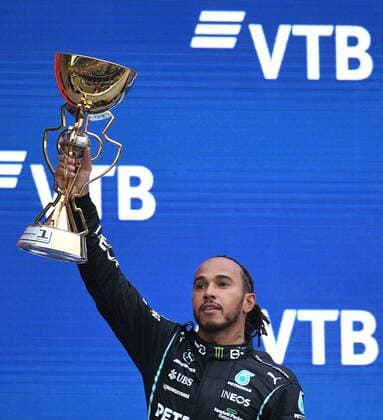 6660067 26.09.2021 British Formula One driver Lewis Hamilton of Mercedes-AMG Petronas celebrates with the trophy during an awarding ceremony after winning the race of the 2021 Formula One Russian Grand Prix at the Sochi Autodrom in Sochi, Russia. Vladimir Astapkovich Sputnik Russia Motor Formula 1  58404a42ac90c5ce