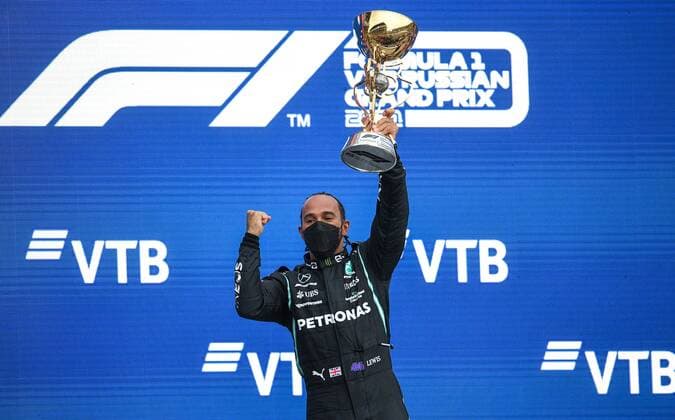 6660078 26.09.2021 British Formula One driver Lewis Hamilton of Mercedes-AMG Petronas celebrates with the trophy during an awarding ceremony after winning the race of the 2021 Formula One Russian Grand Prix at the Sochi Autodrom in Sochi, Russia. Vladimir Astapkovich Sputnik Russia Motor Formula 1  ed09bdbac9232e27