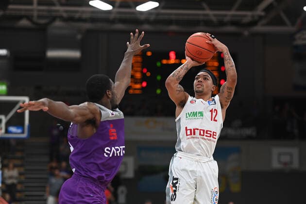 BG Göttingen Brose Bamberg 26 09 2021, Basketball Bundesliga, 2021 2022 season, 1 matchday, BG Göttingen Brose Bamberg Bambergs Justin Robertson r plays Göttingens Kamar Baldwin Göttingen Lower Saxony Germany.