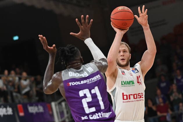 BG Göttingen Brose Bamberg 26 09 2021, Basketball Bundesliga, 2021 2022 season, 1 matchday, BG Göttingen Brose Bamberg Bambergs Christian Sengfelder r plays Göttingens James Dickey Göttingen Lower Saxony Germany.