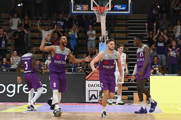 BG Göttingen Brose Bamberg 26 09 2021, Basketball Bundesliga, 2021 2022 season, 1 matchday, BG Göttingen Brose Bamberg Göttingens Mathis Mönninghoff l and Göttingens Jake Toolson gesture Göttingen Lower Saxony Germany.