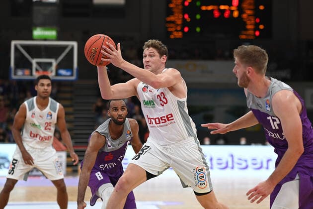 BG Göttingen Brose Bamberg 26 09 2021, Basketball Bundesliga, 2021 2022 season, 1 matchday, BG Göttingen Brose Bamberg Bambergs Patrick Heckmann M plays against Göttingens Mathis Mönninghoff Göttingen Lower Saxony Germany.