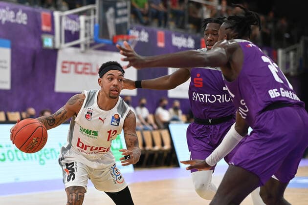 BG Göttingen Brose Bamberg 26 09 2021, Basketball Bundesliga, 2021 2022 season, 1 matchday, BG Göttingen Brose Bamberg Bambergs Justin Robertson l plays against Göttingens Zack Bryant and Göttingens James Dickey Göttingen Lower Saxony Germany.