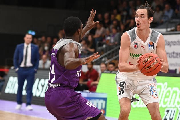 BG Göttingen Brose Bamberg 26 09 2021, Basketball Bundesliga, 2021 2022 season, 1 matchday, BG Göttingen Brose Bamberg Bambergs Omar Prewitt r plays Göttingens Kamar Baldwin Göttingen Lower Saxony Germany.
