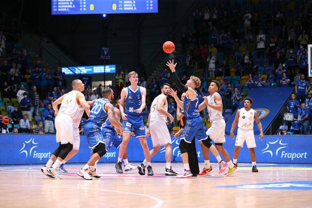 Haarms Matt, Fraport Skyliners, 3 ,Klassen Owen, Basketball Loewen Braunschweig, 5 , Vrcic Bruno, Fraport Skyliners, 7 , , GER,Basketball, BBL,Season 2021 22,1 Matchday,26 09 2021, Frankfurt. Copyright: xEibner-Pressefoto UlrichxScherbaumx EP_usm