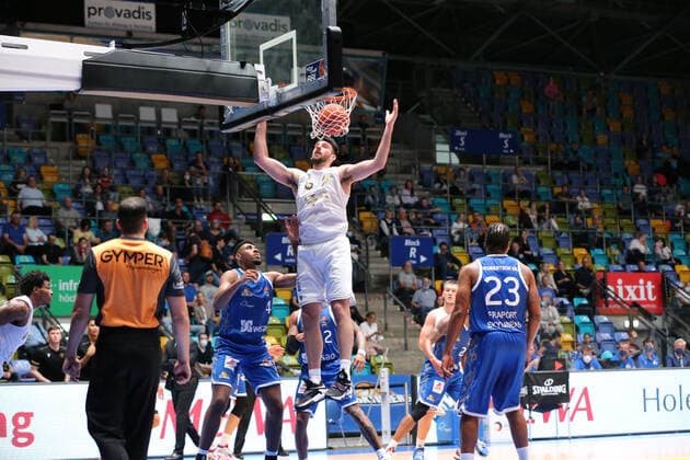 Samare Jordan, Fraport Skyliners, 4 ,Klassen Owen, Basketball Loewen Braunschweig, 5 , DeBisschop Brooks, Fraport Skyliners, 22 , , GER,Basketball, BBL,Season 2021 22,1 Matchday,26 09 2021, Frankfurt. Copyright: xEibner-Pressefoto UlrichxScherbaumx EP_usm