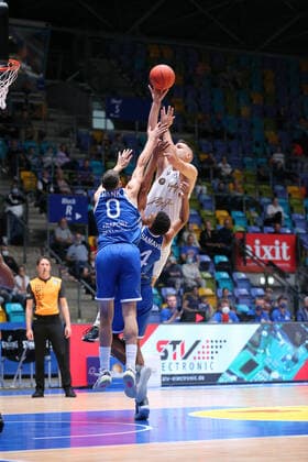 Wank Lukas, Fraport Skyliners, 0 ,Samare Jordan, Fraport Skyliners, 4 ,Turudic Benedikt, Basketball Loewen Braunschweig, 44 , , GER,Basketball, BBL,season 2021 22,1 matchday,26 09 2021, Frankfurt Copyright: xEibner-Pressefoto UlrichxScherbaumx EP_usm