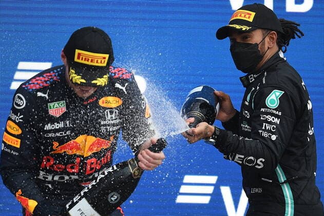 6660084 26.09.2021 Second-placed Red Bull s Max Verstappen, left, and first-placed British Formula One driver Lewis Hamilton of Mercedes-AMG Petronas celebrate during an award ceremony for the race of the 2021 Formula One Russian Grand Prix at the Sochi Autodrom in Sochi, Russia. Vladimir Astapkovich Sputnik Russia Motor Formula 1  68312a4858c713b2
