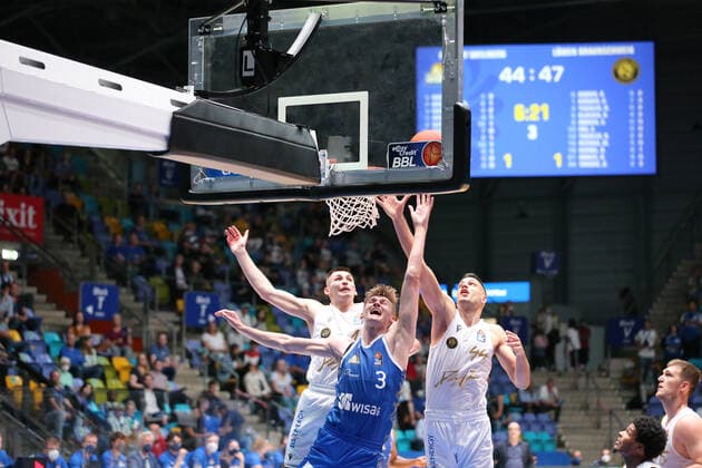 Turudic Benedikt, Basketball Loewen Braunschweig, 44 , Haarms Matt, Fraport Skyliners, 3 , , GER,Basketball, BBL,Season 2021 22,1 Matchday,26 09 2021, Frankfurt. Copyright: xEibner-Pressefoto UlrichxScherbaumx EP_usm