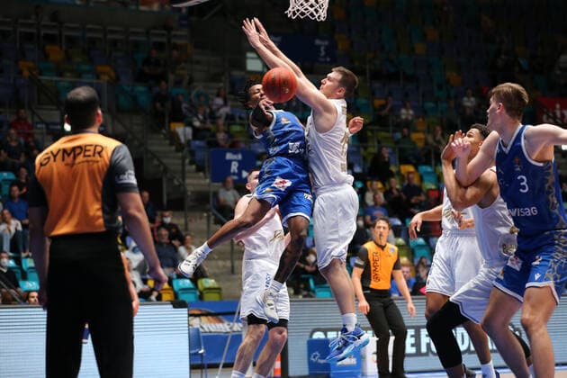 Donaldson Donovan , Fraport Skyliners, 2 ,Klassen Owen, Basketball Loewen Braunschweig, 5 , , GER,Basketball, BBL,Saison 2021 22,1 Spieltag,26 09 2021, Frankfurt Copyright: xEibner-Pressefoto UlrichxScherbaumx EP_usm