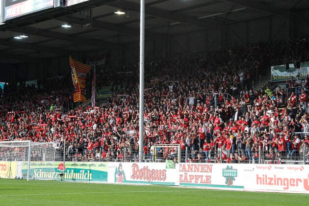 Football, 1 Bundesliga, 6 Matchday 21 22 SC Freiburg vs FC Augsburg 26 September 2021 Fans SC Freiburg, Football 1 Bundesliga, SC Freiburg vs FC Augsburg, on Sunday, 26 September 2021 at Dreisamstadion in Freiburg im Breisgau Germany DFL REGULATIONS PROHIBIT ANY USE OF PHOTOGRAPHS AS IMAGE SEQUENCES AND OR QUASI VIDEO Copyright: xBEAUTIFULxSPORTS G.xHubbsx