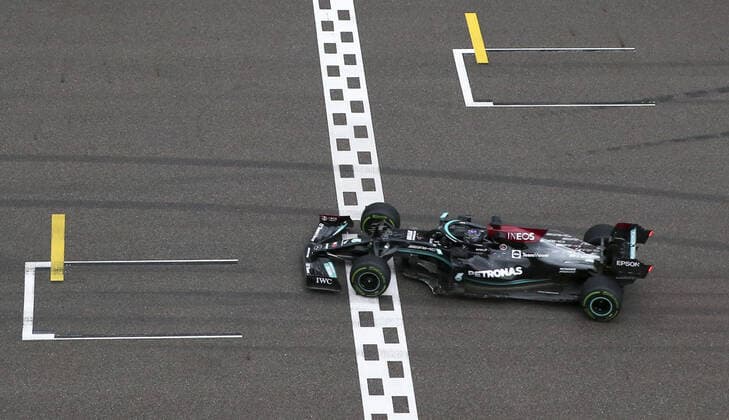 Sport Bilder des Tages SOCHI, RUSSIA - SEPTEMBER 26, 2021: Mercedes AMG Petronas F1 Team driver Lewis Hamilton of the United Kingdom crosses the finish line in the 2021 Formula One Russian Grand Prix race, at the Sochi Autodrom racing circuit. Sergei Fadeichev TASS  TS11214E