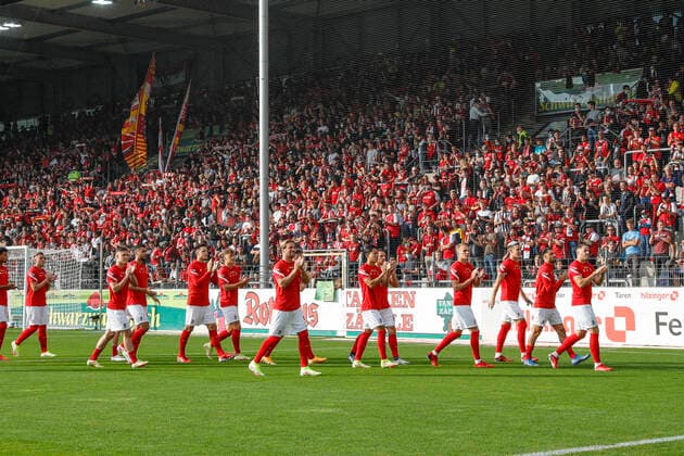 Football, 1 Bundesliga, 6 Matchday 21 22 SC Freiburg vs FC Augsburg 26 September 2021 Players with the fans before the match, Football 1 Bundesliga, SC Freiburg vs FC Augsburg, on Sunday 26 September 2021 at Dreisamstadion in Freiburg im Breisgau Germany DFL REGULATES PROHIBIT ANY USE OF PHOTOGRAPHS AS IMAGE SEQUENCES AND OR QUASI VIDEO Copyright: xBEAUTIFULxSPORTS G.xHubbsx