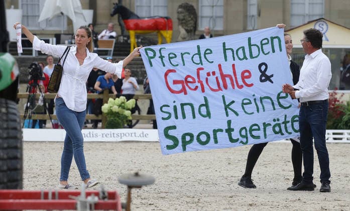 Bilder des Jahres 2021, Sport 09 September Sport Themen der Woche KW38 Sport Bilder des Tages Ludwigsburg , Internationales Ludwigsburger Dressurfestival 2021 , Die Stadt Ludwigsburg und die Stadtwerke Ludwigsburg-Kornwestheim GmbH präsentieren FEI Grand Prix Special CDI4 , Protest gegen Pferde als Sportgerät *** Ludwigsburg , International Ludwigsburg Dressage Festival 2021 , The city of Ludwigsburg and Stadtwerke Ludwigsburg Kornwestheim GmbH present FEI Grand Prix Special CDI4 , Protest against horses as sports equipment