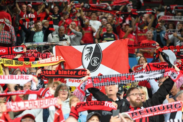 Football, 1 Bundesliga, 6 Matchday 21 22 SC Freiburg vs FC Augsburg 26 September 2021 The spectators, during the football Bundesliga match between SC Freiburg and FC Augsburg, on Sunday, 26 September 2021 at Dreisamstadion in Freiburg im Breisgau DFL REGULATIONS PROHIBIT ANY USE OF PHOTOGRAPHS AS IMAGE SEQUENCES AND OR QUASI VIDEO Copyright: xBEAUTIFULxSPORTS GerdxGruendlx