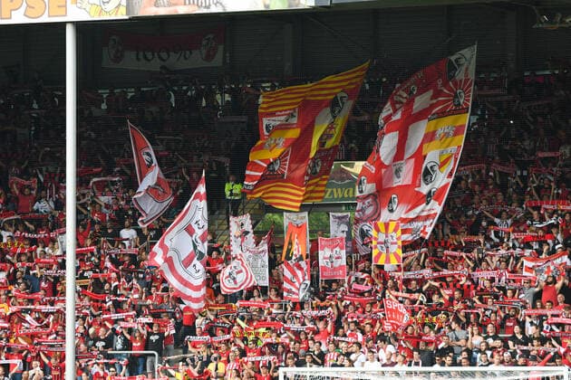 Football, 1 Bundesliga, 6 Matchday 21 22 SC Freiburg vs FC Augsburg 26 September 2021 The spectators, during the football Bundesliga match between SC Freiburg and FC Augsburg, on Sunday, 26 September 2021 at Dreisamstadion in Freiburg im Breisgau DFL REGULATIONS PROHIBIT ANY USE OF PHOTOGRAPHS AS IMAGE SEQUENCES AND OR QUASI VIDEO Copyright: xBEAUTIFULxSPORTS GerdxGruendlx