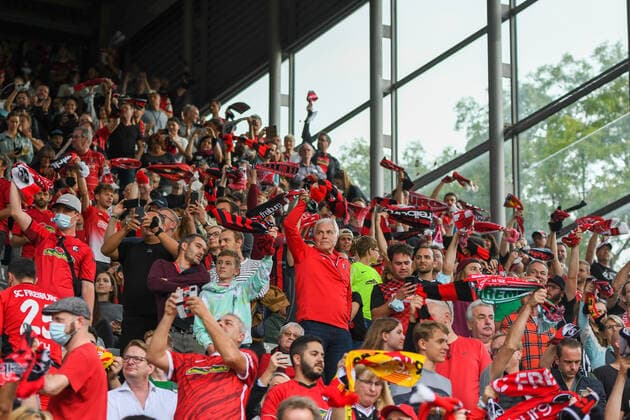 Football, 1 Bundesliga, 6 Matchday 21 22 SC Freiburg vs FC Augsburg 26 September 2021 The spectators, during the football Bundesliga match between SC Freiburg and FC Augsburg, on Sunday, 26 September 2021 at Dreisamstadion in Freiburg im Breisgau DFL REGULATIONS PROHIBIT ANY USE OF PHOTOGRAPHS AS IMAGE SEQUENCES AND OR QUASI VIDEO Copyright: xBEAUTIFULxSPORTS GerdxGruendlx