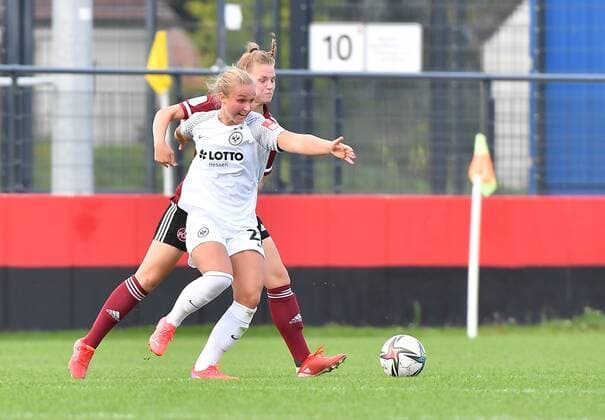 26 09 2021 Football season 2021 2022 DFB Pokal Club Cup Women 02 Round 1 FC Nürnberg Nuernberg FCN Club Eintracht Frankfurt SGE Sportfoto Zink MeZi regulations prohibit any use of photographs as image sequences and or quasi video Alexandra Johannsdottir 22, Eintracht Frankfurt in front of Amelie Thöle Thoele 12, 1 FC Nürnberg FCN