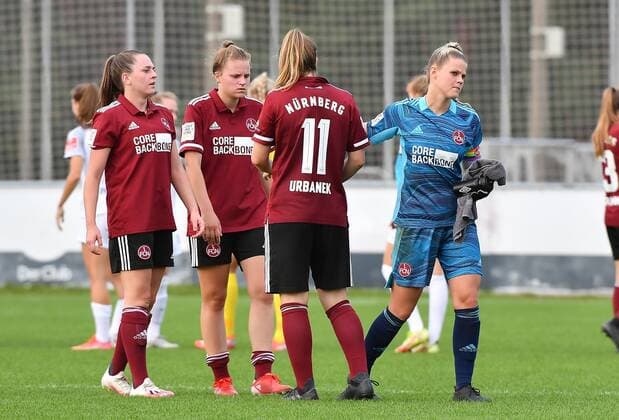 26 09 2021 Football Season 2021 2022 DFB Pokal Club Cup Women 02 Round 1 FC Nürnberg Nuernberg FCN Club Eintracht Frankfurt SGE Sportfoto Zink MeZi regulations prohibit any use of photographs as image sequences and or quasi video Lea Paulick 1, 1 FC Nürnberg FCN, right and team disappointed disappointment after end of game