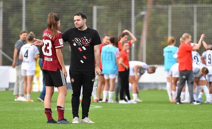 26 09 2021 Football Season 2021 2022 DFB Pokal Club Cup Women 02 Round 1 FC Nürnberg Nuernberg FCN Club Eintracht Frankfurt SGE Sportfoto Zink MeZi regulations prohibit any use of photographs as image sequences and or quasi video Nele Bauereisen 23, 1 FC Nürnberg FCN, left Osman Cankaya Coach 1 FC Nürnberg FCN after the match