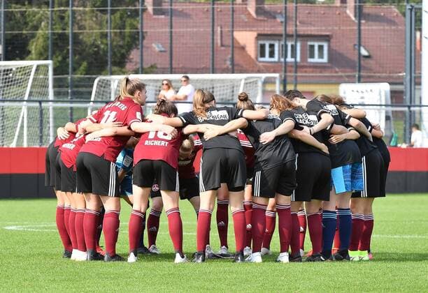 26 09 2021 Football Season 2021 2022 DFB Pokal Club Cup Women 02 Round 1 FC Nürnberg Nuernberg FCN Club Eintracht Frankfurt SGE Sportfoto Zink MeZi regulations prohibit any use of photographs as image sequences and or quasi video Teamkreis Nürnberg before the start of the game