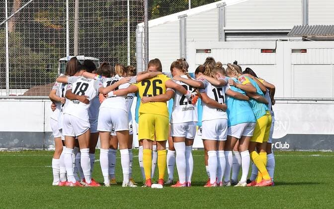 26 09 2021 Football Season 2021 2022 DFB Pokal Club Cup Women 02 Round 1 FC Nürnberg Nuernberg FCN Club Eintracht Frankfurt SGE Sportfoto Zink MeZi regulations prohibit any use of photographs as image sequences and or quasi video Teamkreis Frankfurt before the start of the match