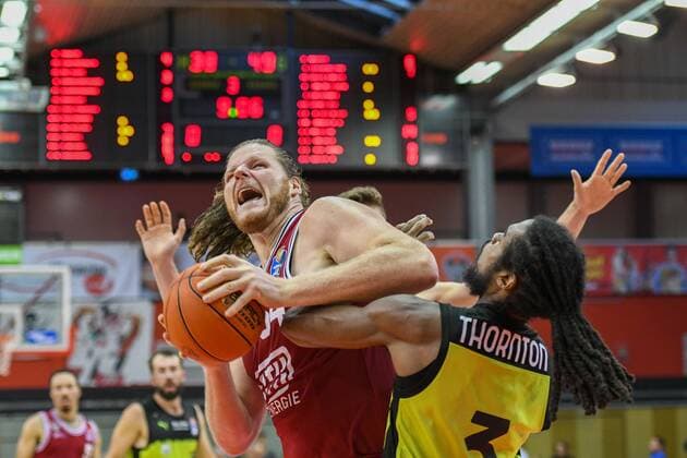 John Bryant, Marcus Thornton 1 matchday, Basketball Bundesliga, Basketball season 2021 2022, Germany, easyCredit BBL, Germany, Giessen 46ers, giessen red, men, Jobstairs GIESSEN 46ers Medi Bayreuth, men, Bayreuth in yellow