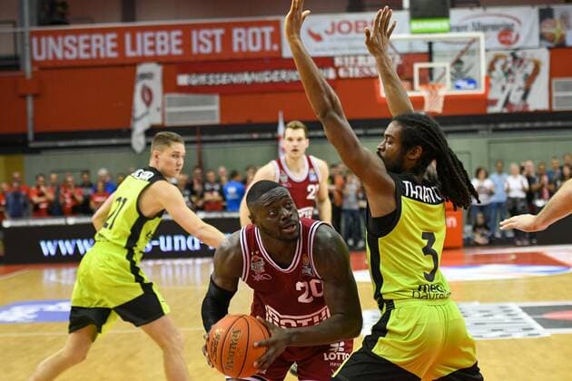 Rawle Alkins, Marcus Thornton 1 matchday, Basketball Bundesliga, Basketball season 2021 2022, Germany, easyCredit BBL, Germany, Giessen 46ers, giessen red, men, Jobstairs GIESSEN 46ers Medi Bayreuth, men, Bayreuth in yellow